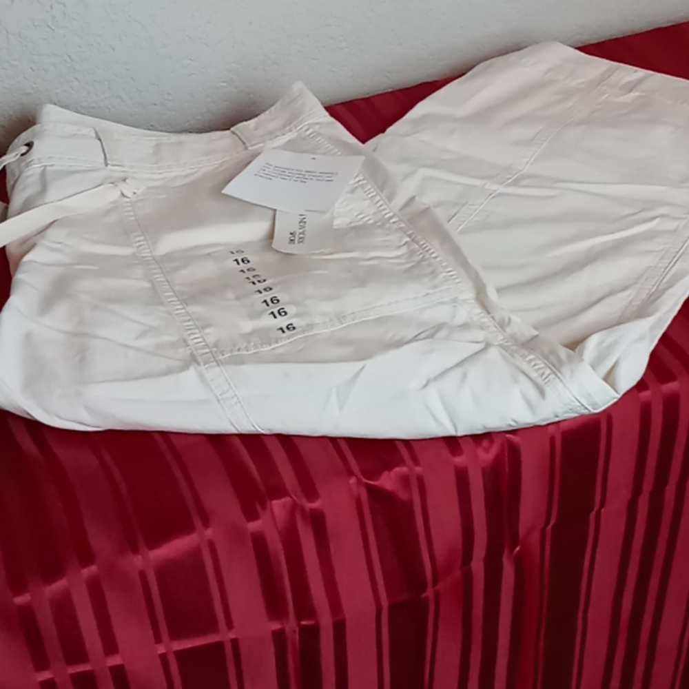 A Jones New York sports woman capris